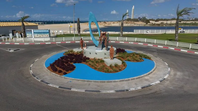 במקום שבו התחוללו הקרבות והטבח ב־7 באוקטובר הושלמה הקמת האנדרטה לזכר הנופלים והנרצחים. את הפסל שבכיכר הגה ויצר האמן לב אברמזון ז״ל, שהלך לעולמו לפני שהפרויקט הושלם