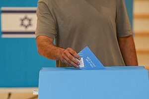 שיעור הצבעה גבוה במיוחד: כבר בשעה 18:00 הצביעו בבחירות לכנסת ה-26 יותר ישראלים מאשר בכל יום הבחירות לכנסת ב-2022