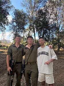 סגירת מעגל בלבנון: נהג הטנק שנפצע קשה בקרב – נפגש עם הצוות הרפואי של יחידת אגוז שהציל את חייו
