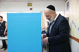 יו״ר ש״ס אריה דרעי הצביע בקלפי בשכונת הר נוף בירושלים