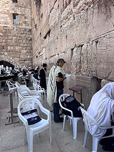 יו״ר מפלגת המילואימניקים יועז הנדל ביקר הבוקר בכותל המערבי, לפני פתיחת הקלפיות