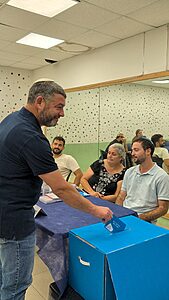 עופר וינטר, יו״ר מפלגת ״עמך ישראל״, הצביע לפני זמן קצר בקלפי ביישוב מצפה נטופה