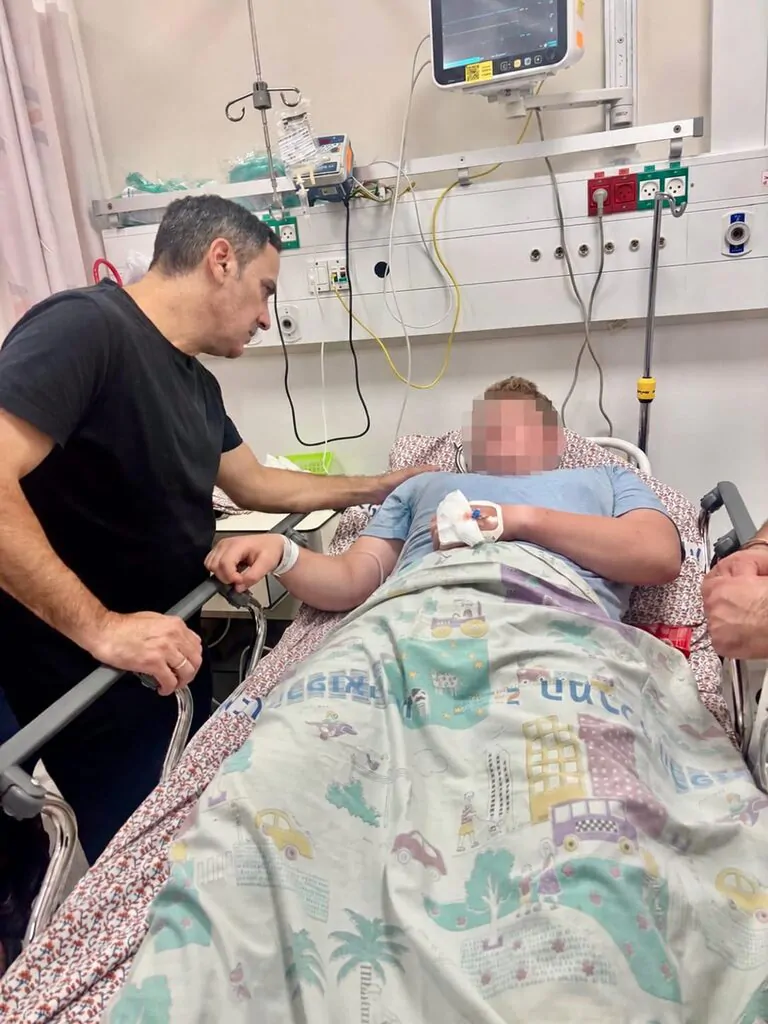 ראש עיריית מעלות תרשיחא מבקר את התלמידים שנפצעו באירוע הקשה בגליל