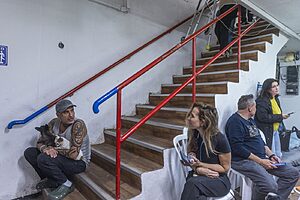 המשטרה מעדכנת: במקרה של אזעקה בזמן הבחירות, השוטר בקלפי יפנה את הנוכחים למרחב המוגן וינעל את הקלפי. עם קבלת ההנחיה לצאת מהמיגון, הקלפי תיפתח וההצבעה תתחדש