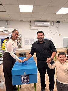 אלמוג כהן הגיע להצביע בקלפי באופקים