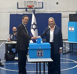 נשיא המדינה הצביע בקלפי שבשכונת רחביה בירושלים