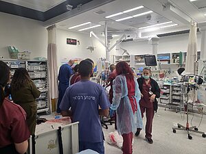 צוותי רפואה מעניקים טיפול רפואי בחדר הטראומה של אסותא אשדוד לפצועים בבוקר טבח ה-7 באוקטובר