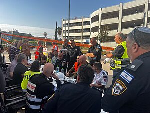 דוברות המשטרה: "בהמשך לדיווח על שריפה במפעל אינטל באזור התעשייה בקריית גת, כוחות משטרה, כבאות ורפואה פועלים בזירה. מהמקום פונו 3 נפגעים באורח קשה. נסיבות האירוע נבדקות בחקירה."