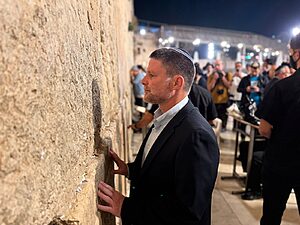 השר סמוטריץ׳ מבקר בכותל לקראת הבחירות לכנסת