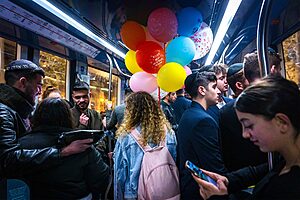 יחשבו על זה גם בישראל? לבריטים נמאס מרעש ברכבת: מעכשיו מי שידבר בטלפון ללא אוזניות ברכבת בבריטניה עלול לקבל קנס של כ-460 ש״ח