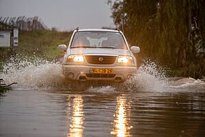 נהגים, שימו לב עוברים לנהיגת חורף: החל מיום ראשון הקרוב, 1 בנובמבר, חובה להדליק אורות בכבישים בינעירוניים גם בשעות היום