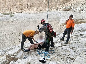 המטייל בן ה-20 שהיה תקוע על חבלים בגובה במשך שעתיים בין שמיים לארץ חולץ בשלום על ידי צוותי טג"ח מיחידת החילוץ מגילות ים-המלח