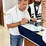 ד"ר שוטה מוסייב, שהציל את חיי הטייס בטיסת פליי דובאי, הגיע הבוקר ,הושענא רבה, עם משפחתו לבית הכנסת חב"ד בנחלת יהודה בראשון לציון לברכת "הגומל" וחגג עם המתפללים