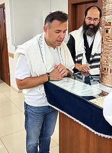 ד"ר שוטה מוסייב, שהציל את חיי הטייס בטיסת פליי דובאי, הגיע הבוקר ,הושענא רבה, עם משפחתו לבית הכנסת חב"ד בנחלת יהודה בראשון לציון לברכת "הגומל" וחגג עם המתפללים