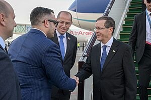 נשיא המדינה יצחק הרצוג נחת בבאקו בירת אזרבייג׳ן לביקור מדיני בן יום וחצי, במסגרתו ישתתף בוועידת הפסגה הבין-לאומית CICA
